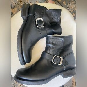 Frye Veronica Black Leather Boots - Black
Moto buckle boots- Veronica Bootie